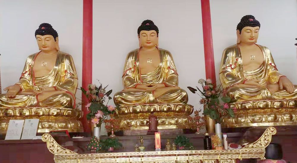 三尊三世佛端坐在莲台上